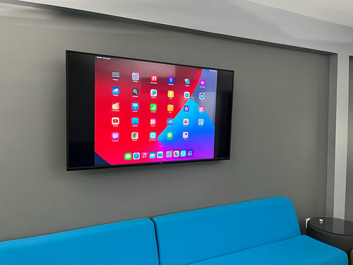 An iPad AirPlay mirroring to a TV