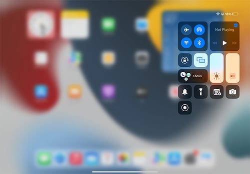 iPad Screen Mirroring icon highlighted