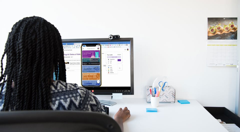 Teacher sharing phone screen to Google Classrooms