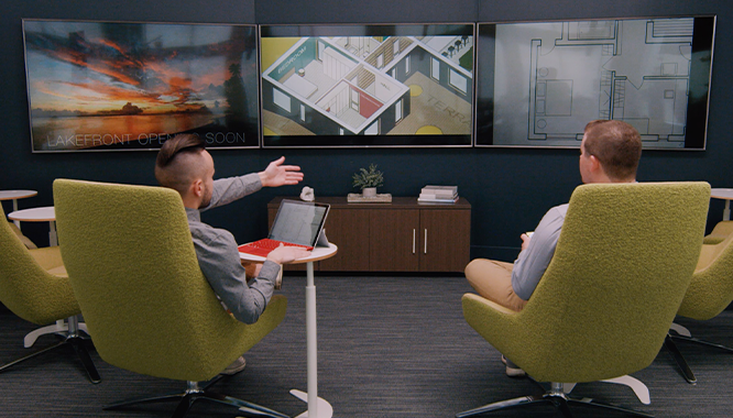 People in a conference screen mirroring their devices to multiple TVs